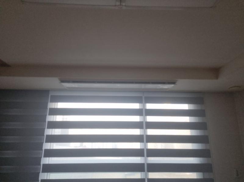 베이스보드와 회전식 블라인드가 설치된 천장