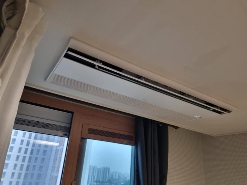 기기 설치 후 보이는 창문과 커튼의 모습