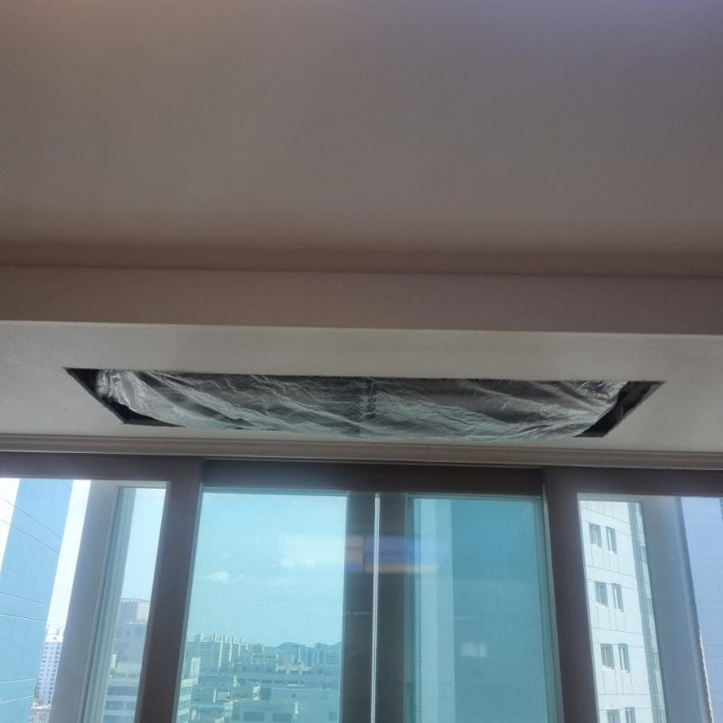 투명 필름이 덮인 천장 타공 구멍