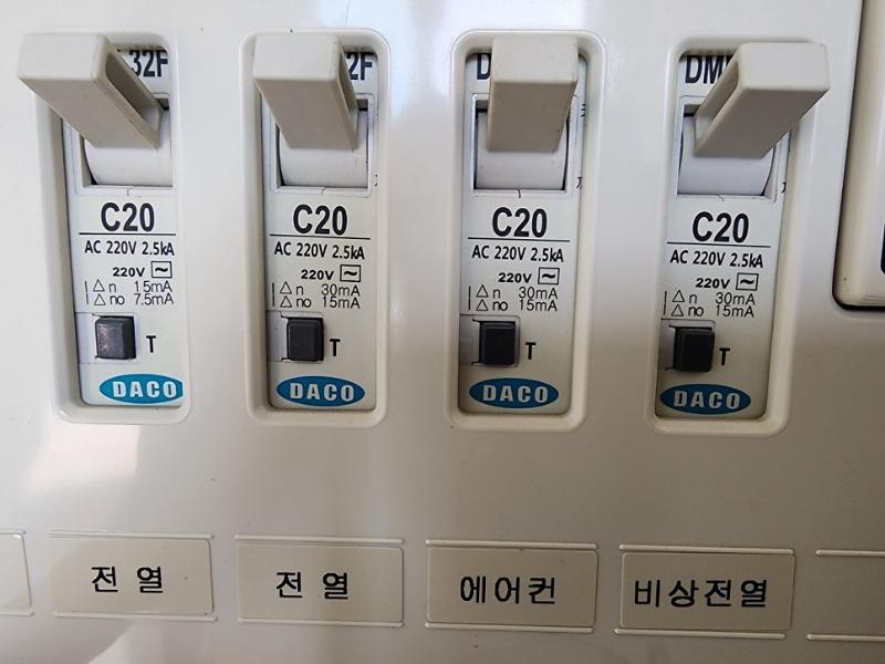 DACO 로고와 사양이 표기된 전기 스위치 패널