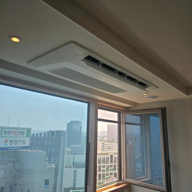 천장 매립 에어컨과 창문이 보이는 모습