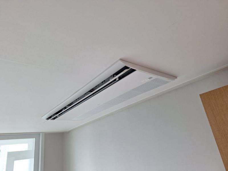 오염이 두드러지지 않는 조명 기구 본체