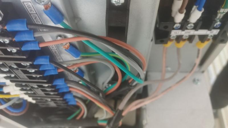 전선과 커넥터가 연결된 전기 설비 디테일