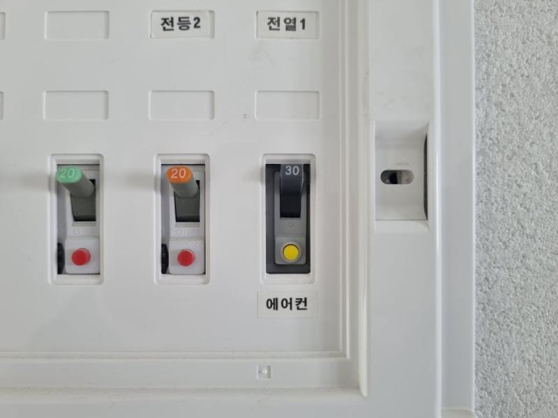 전기 박스 내부의 스위치 설치 디테일