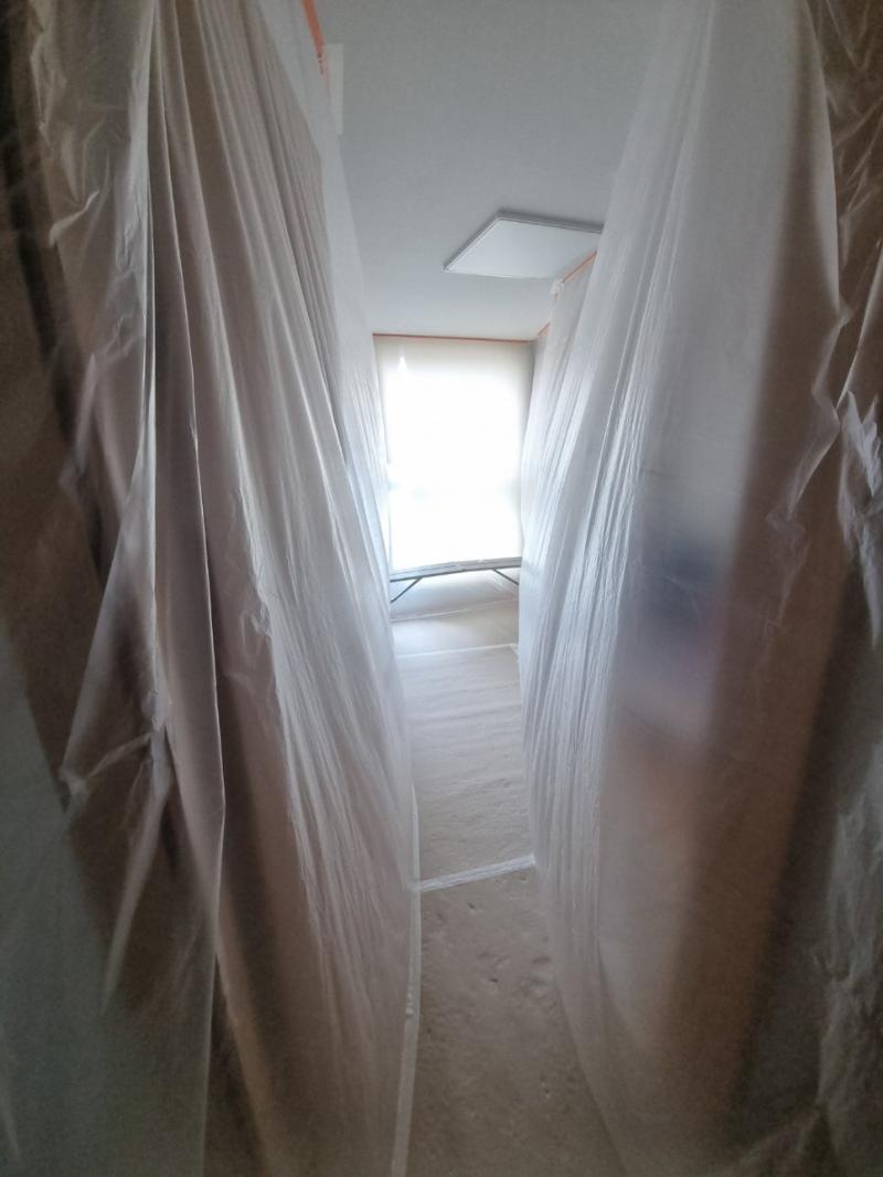 흰색 비닐로 보양된 복도 전경