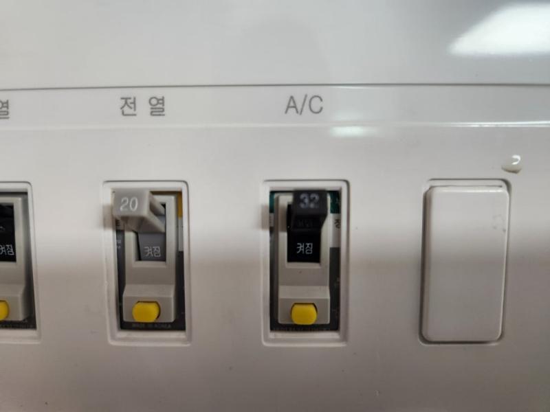 숫자와 전열 문구가 표시된 제어 패널 화면