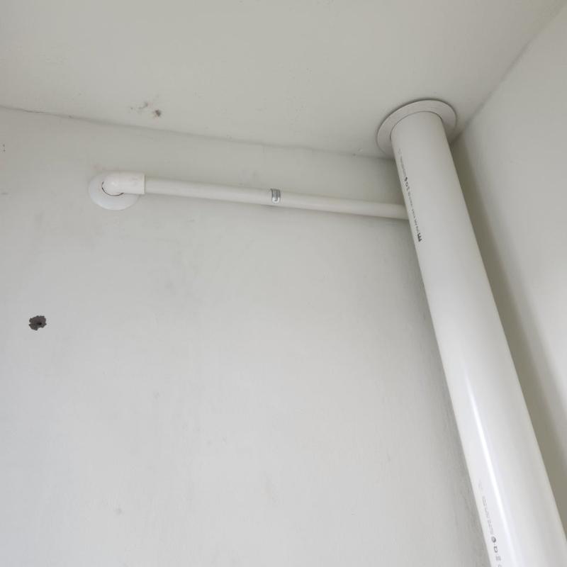 벽면과 천장의 흰색 PVC 파이프