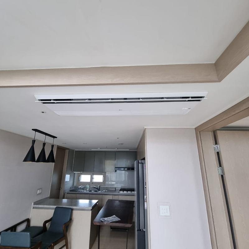 주방과 거실이 연결된 공간 천장의 에어컨 매립 상태