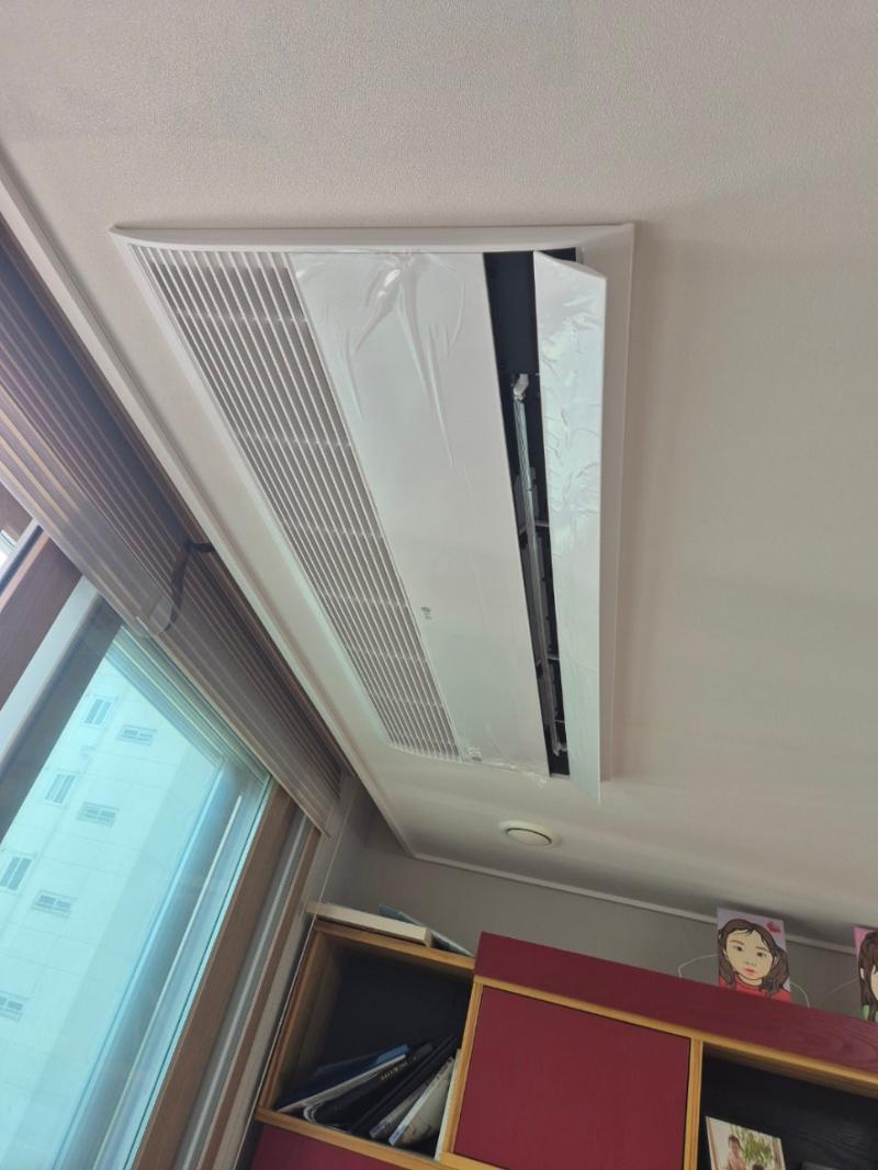 먼지층이 쌓인 조명 기구 본체