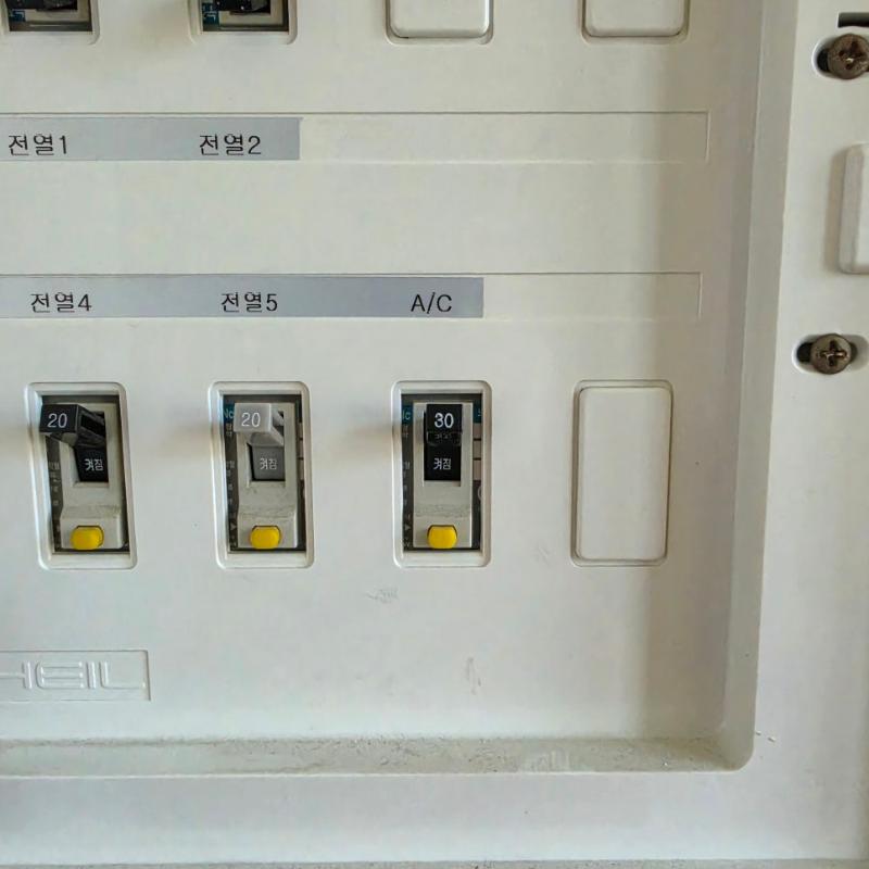 A/C 라벨이 부착된 전기 스위치 박스 내부