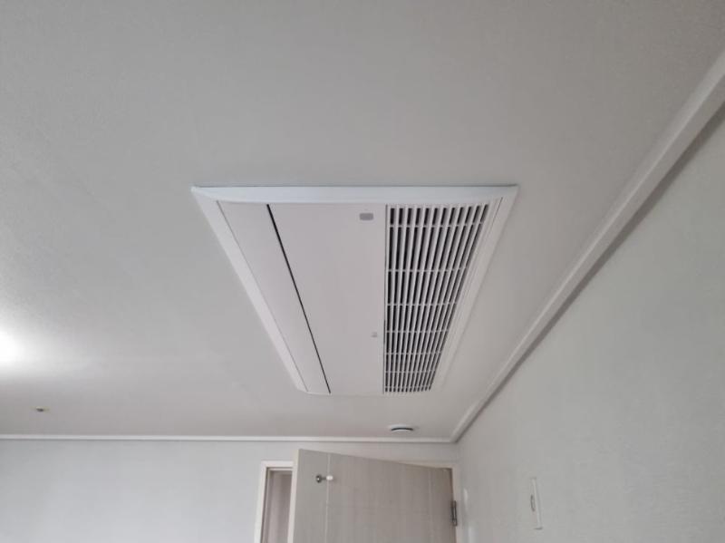 오염이 보이지 않는 조명 기구 본체