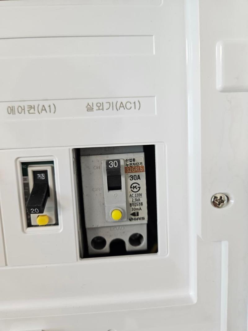 전기 박스 내부의 스위치 상세 컷