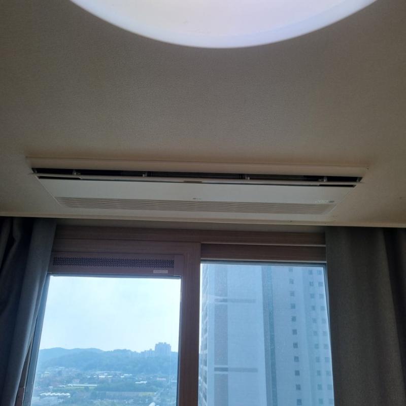 천장 공기순환기와 외부 풍경