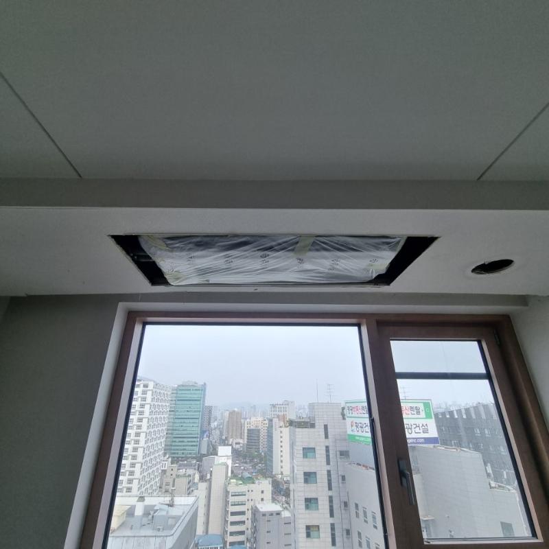 필름으로 덮인 라디에이터와 창문 근접 샷