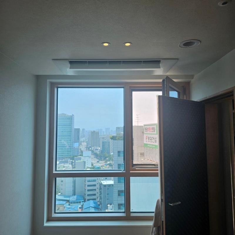 조명, 공기 순환기와 창호가 보이는 천장