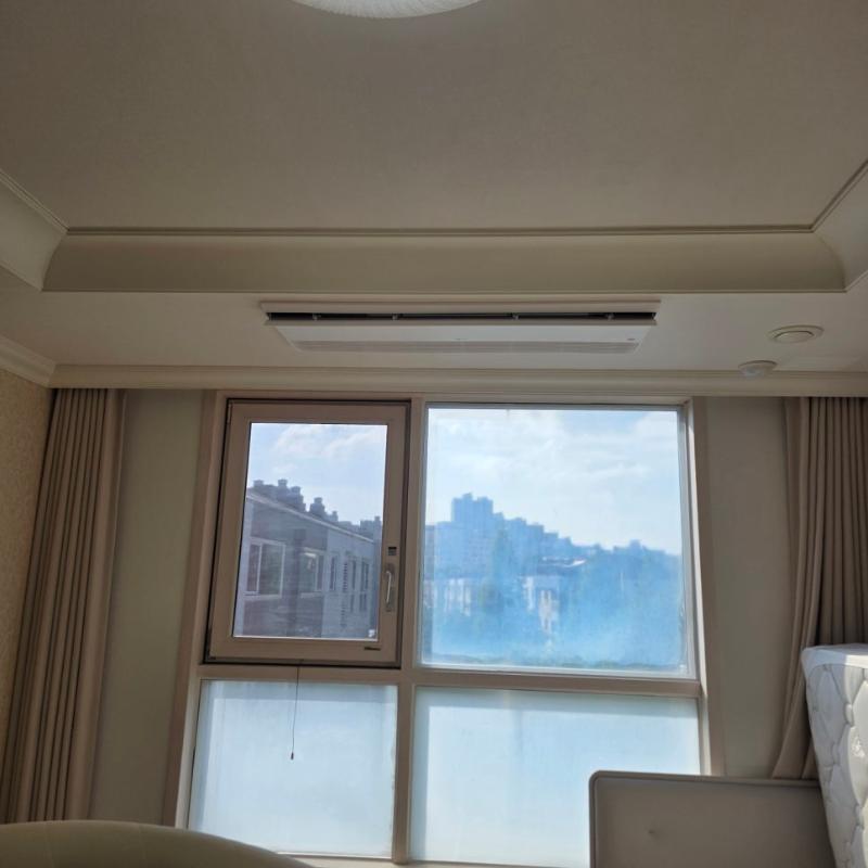 안방 라운드 조명 중앙에 배치된 실내기