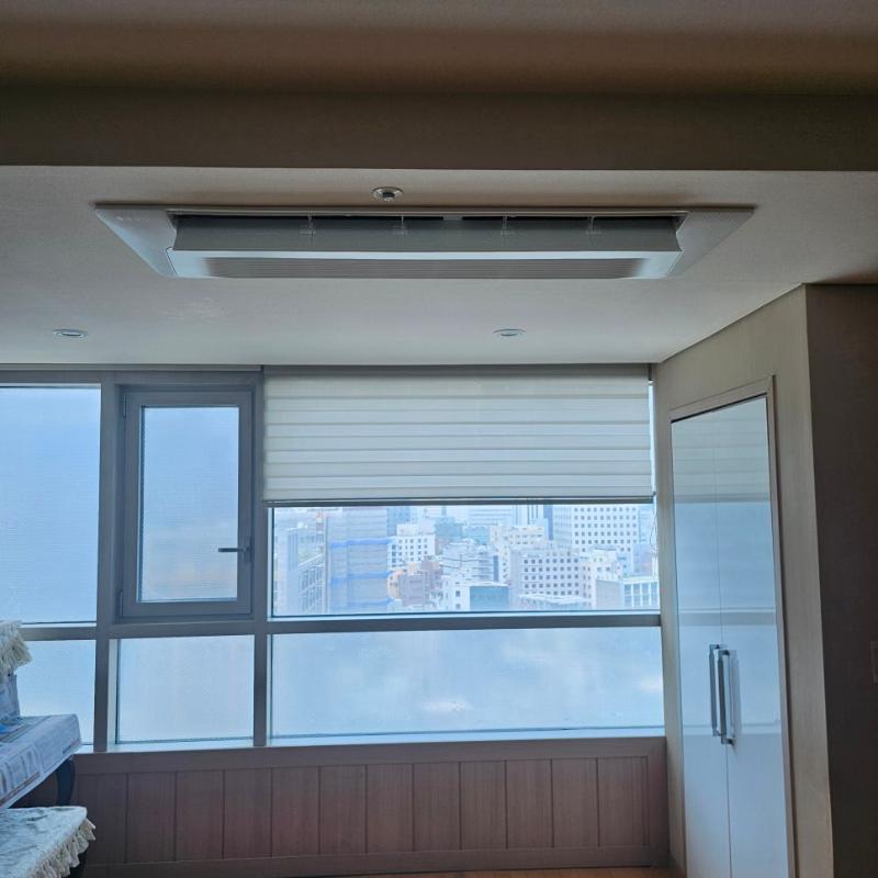 창호 근접 샷으로 본 천장 순환기 마감