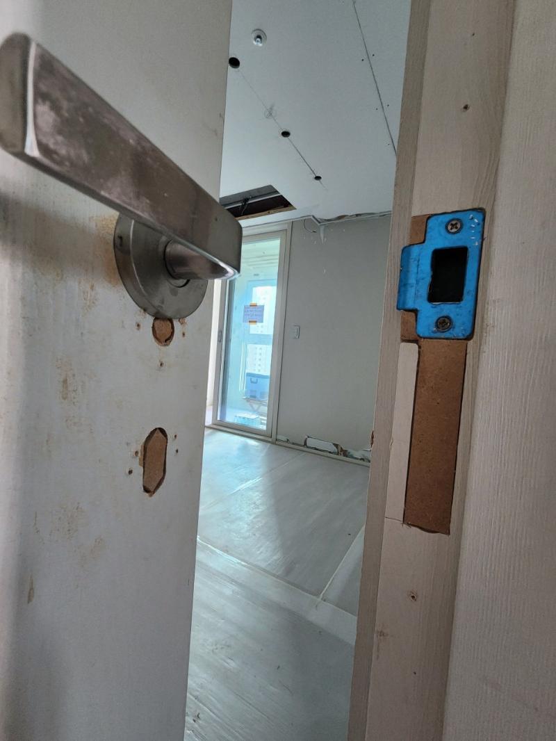 문틀의 흠집과 손상 부위 근접 샷