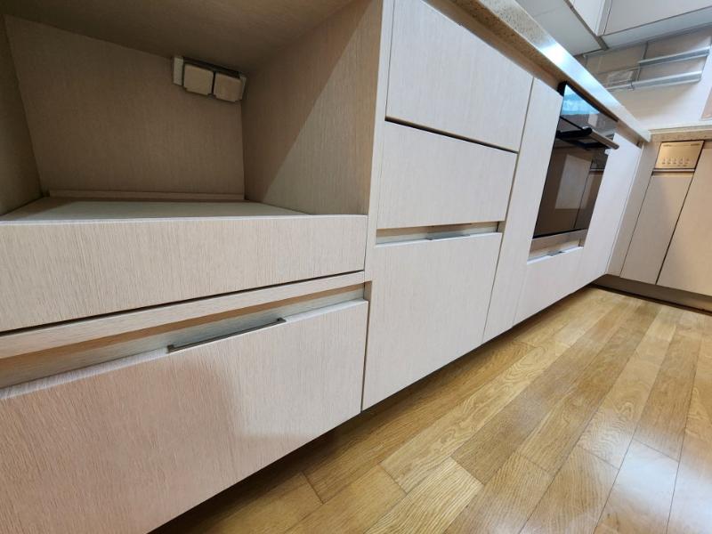 오븐이 설치된 베이지색 수납장 영역