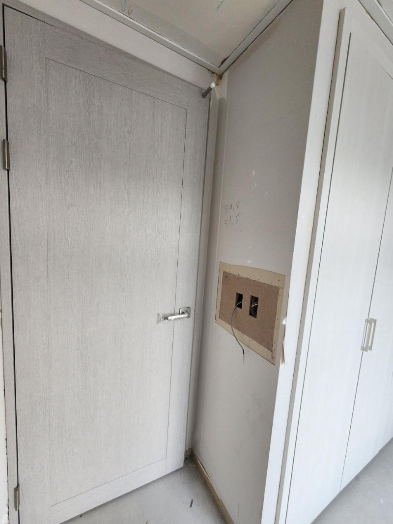 전기 보드가 노출된 복도 벽면