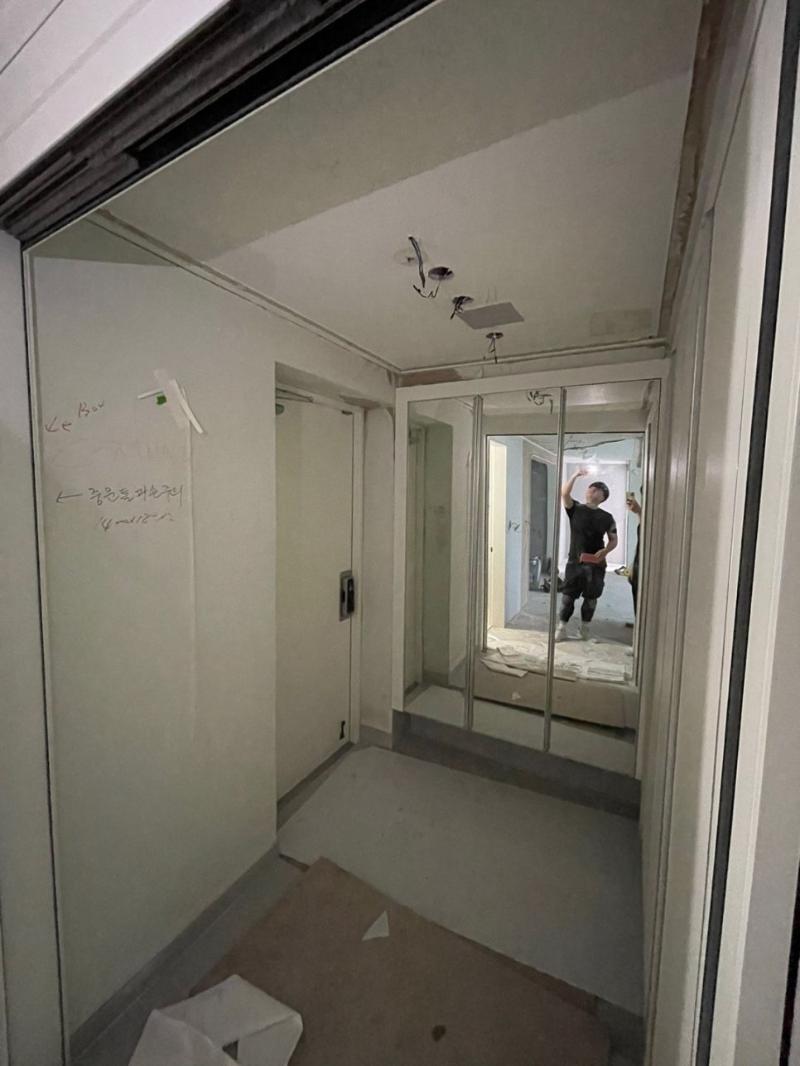 전선과 구조물이 노출된 복도 작업 현장