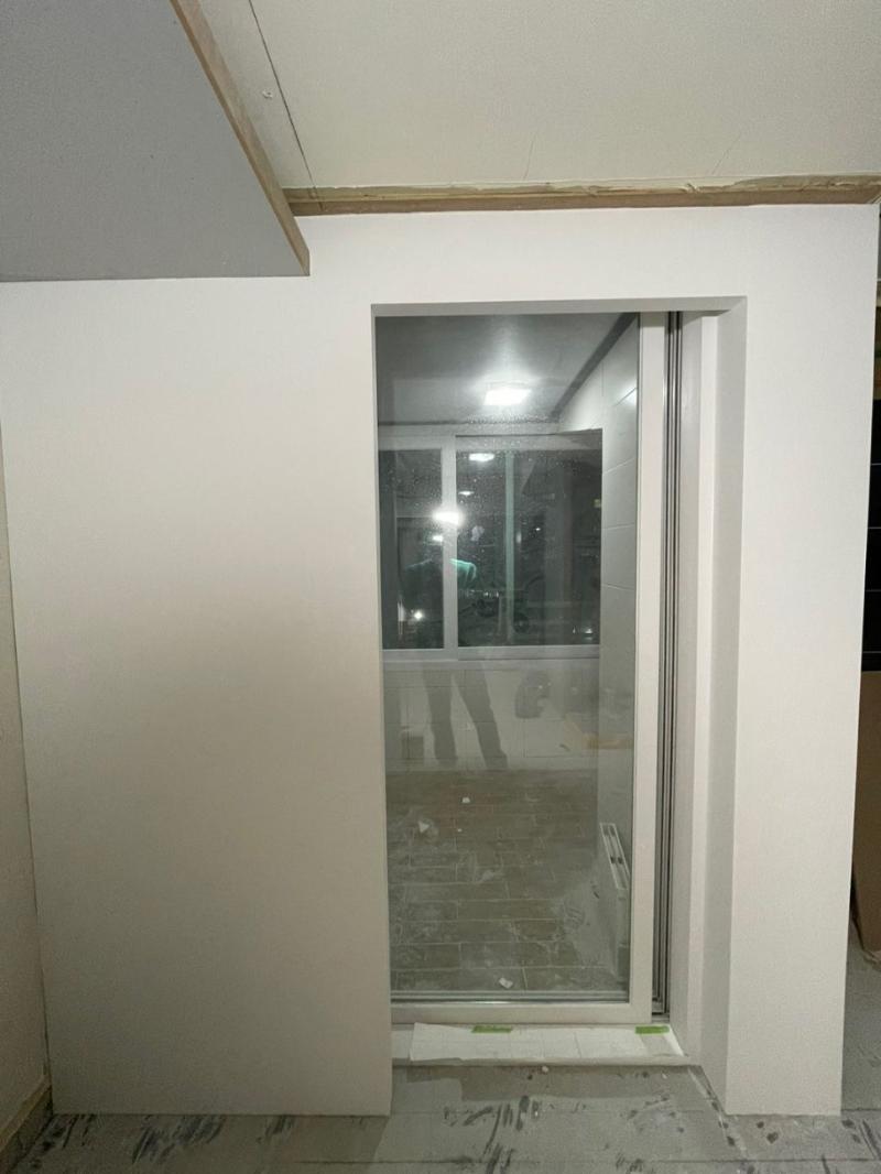 타일 바닥과 창문 주변의 이물질 제거 단계