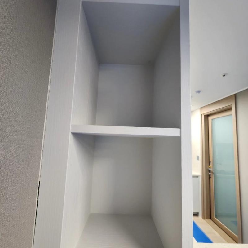 흰색 벽면 수납공간과 도어 주변