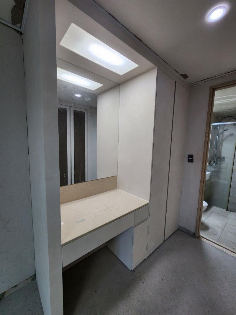 욕실 내 양변기와 샤워 설비 주변 모습
