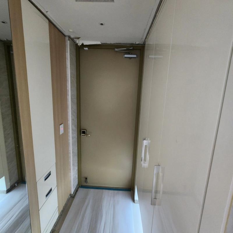 베이지색 문과 유리 패널이 있는 복도