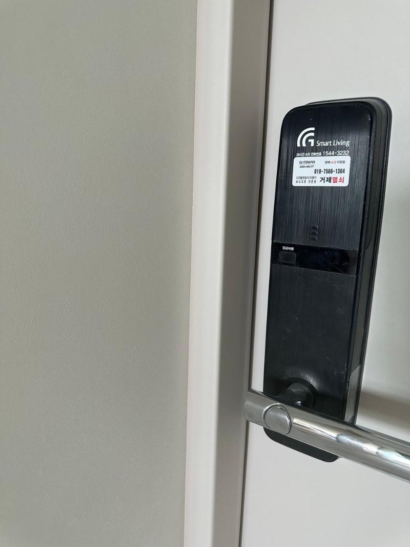 현관문에 부착된 흑색 스마트 라이프 스마트락