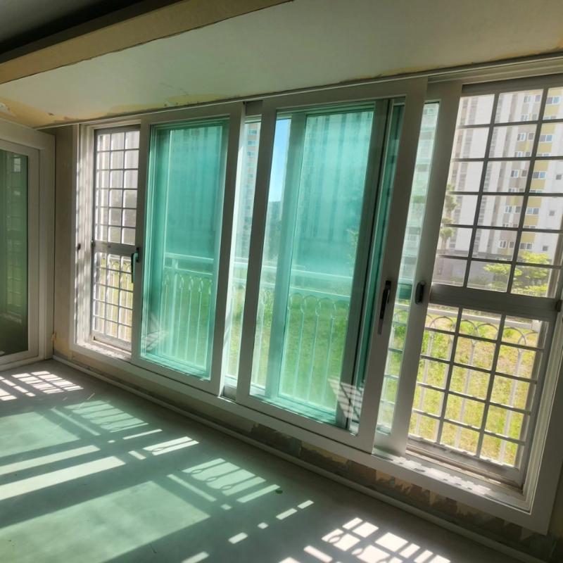 푸른색 보호 필름이 부착된 창호 근접 모습