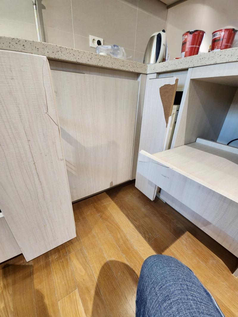 수납장 도어 패널과 타일 바닥의 접점 작업