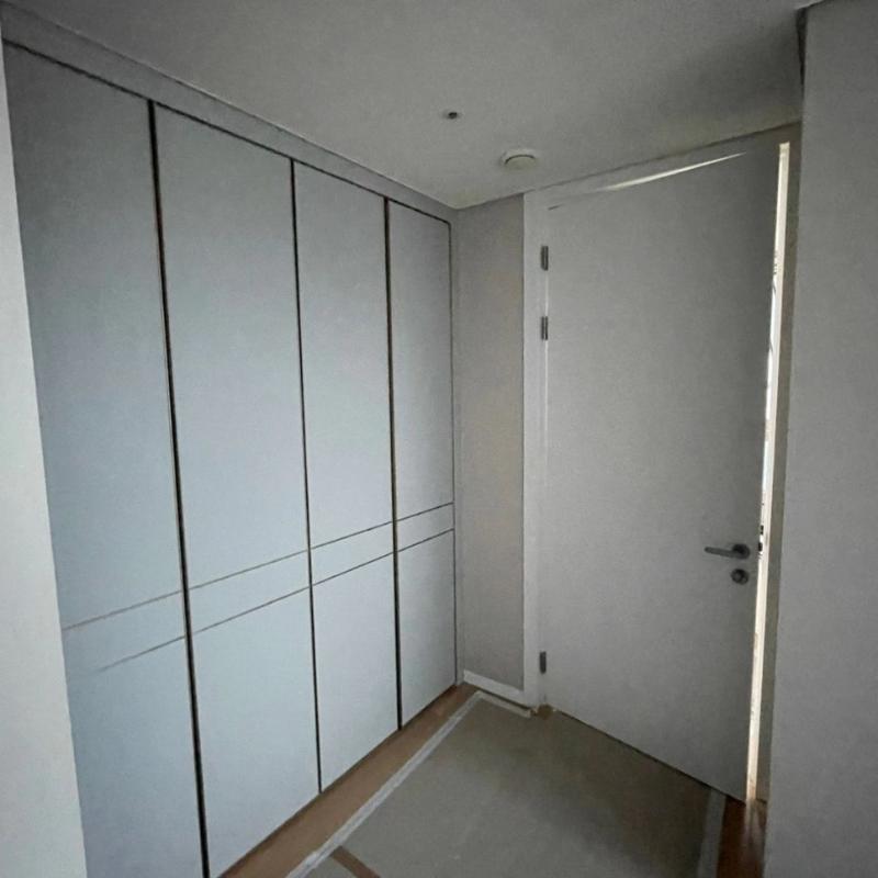 불투명 도어 패널이 부착된 수납장 작업 모습