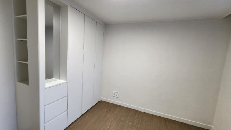 수납장 내부 선반과 콘센트 주변의 마감 상태
