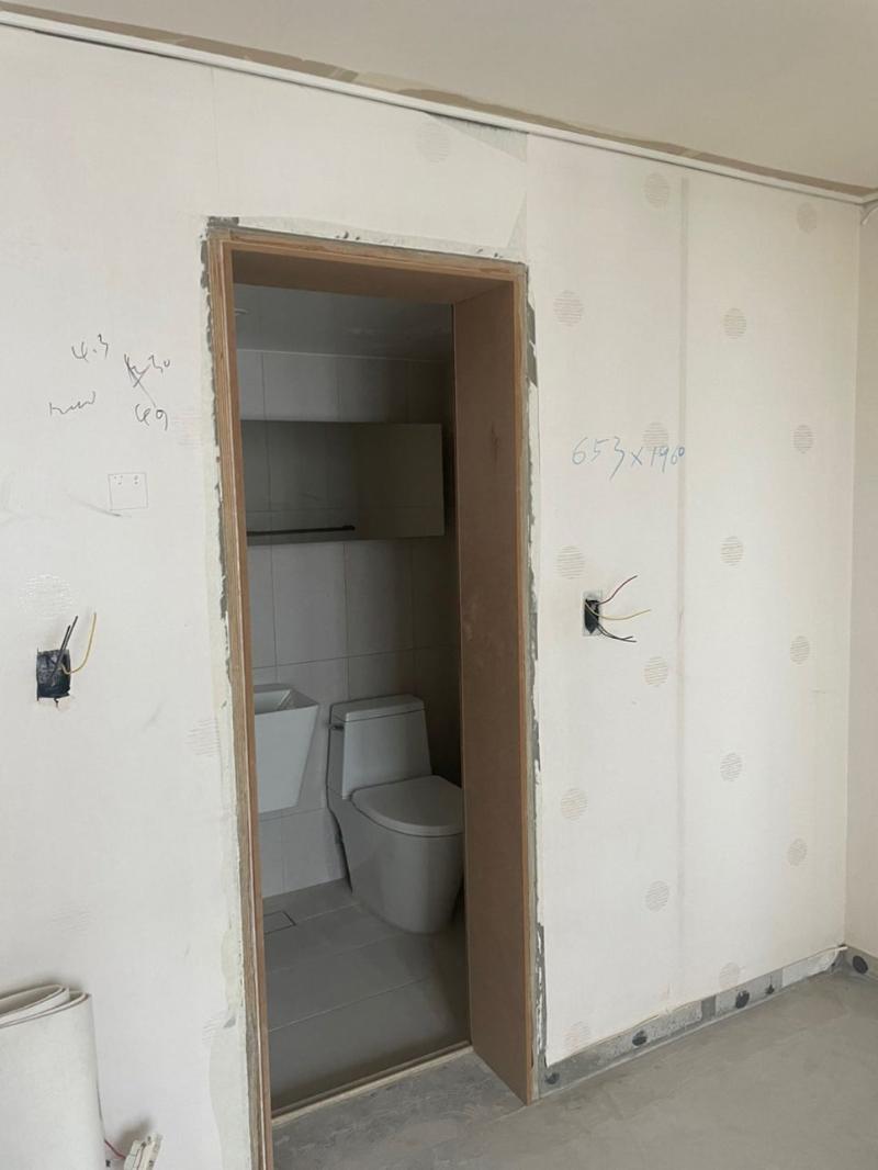 세면대와 양변기가 배치된 욕실 내부 모습