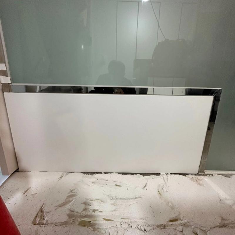 흰색 상판과 반투명 유리 벽이 설치된 공간