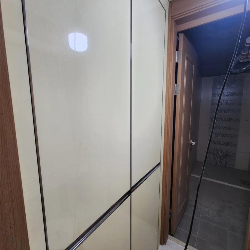베이지색 상판과 나무 패널이 설치된 복도