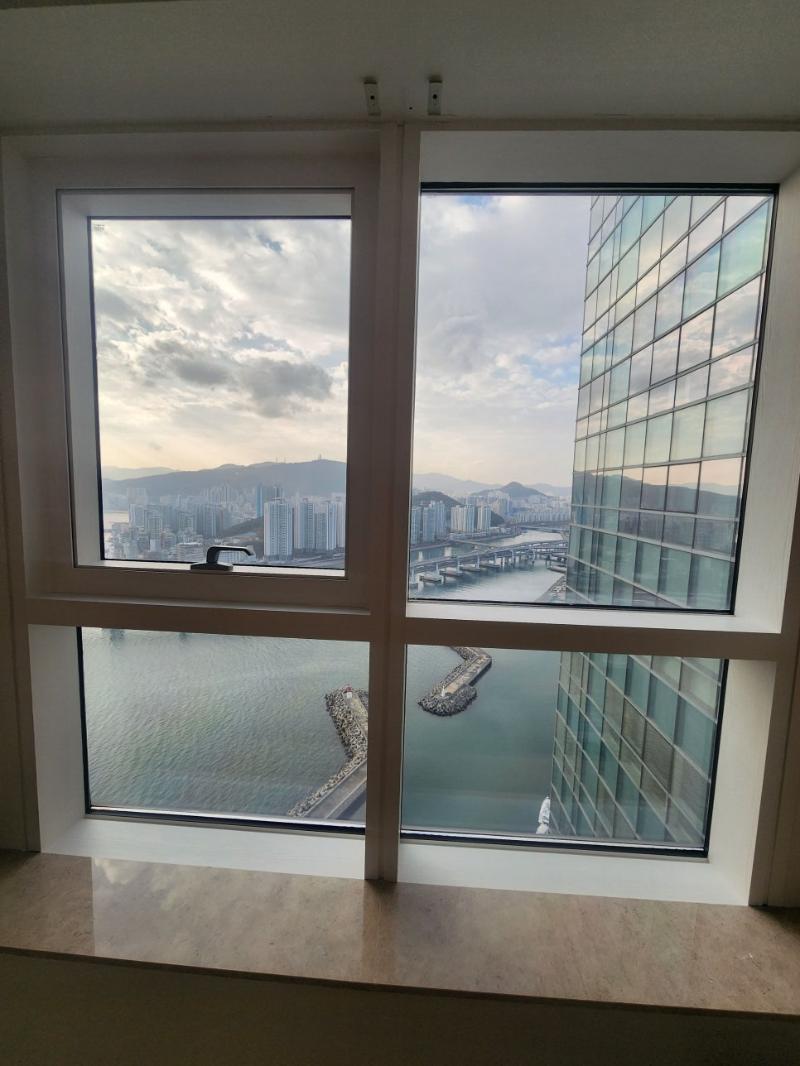 창문 주변의 기초 작업을 진행 중인 모습