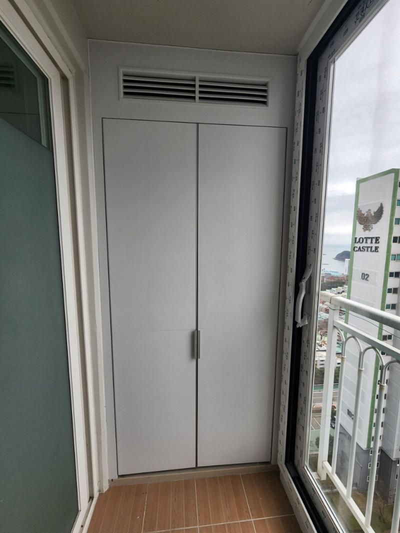 갈색 타일 바닥과 외부 해변 풍경이 보이는 발코니