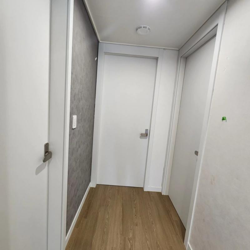 전기 스위치와 공기 순환 장치가 보이는 복도 시공 중