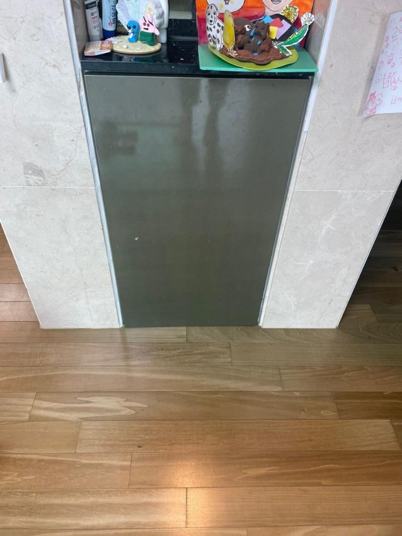 타일과 마루가 만나는 주방 상판 근접컷