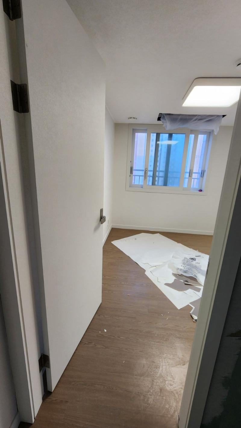 창문 주변의 필름 접착 상태를 확인하는 모습