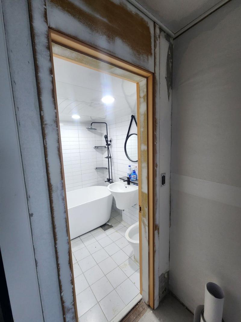 욕조와 세면대가 보이는 욕실 내부 시공 장면