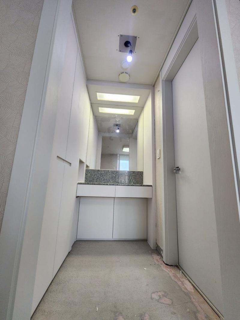 회색 상판 수납장이 설치된 복도 모습