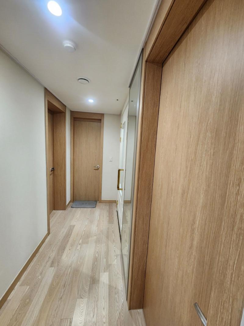 거주 중인 집의 가구와 문틀을 정돈한 필름 시공 | 수영 SK뷰 사진