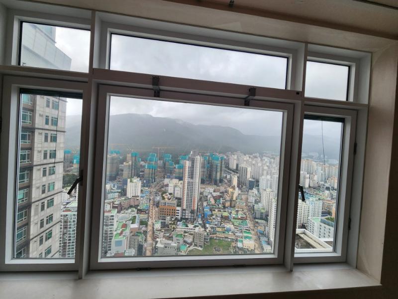 도시 풍경이 보이는 창호의 근접 촬영 샷