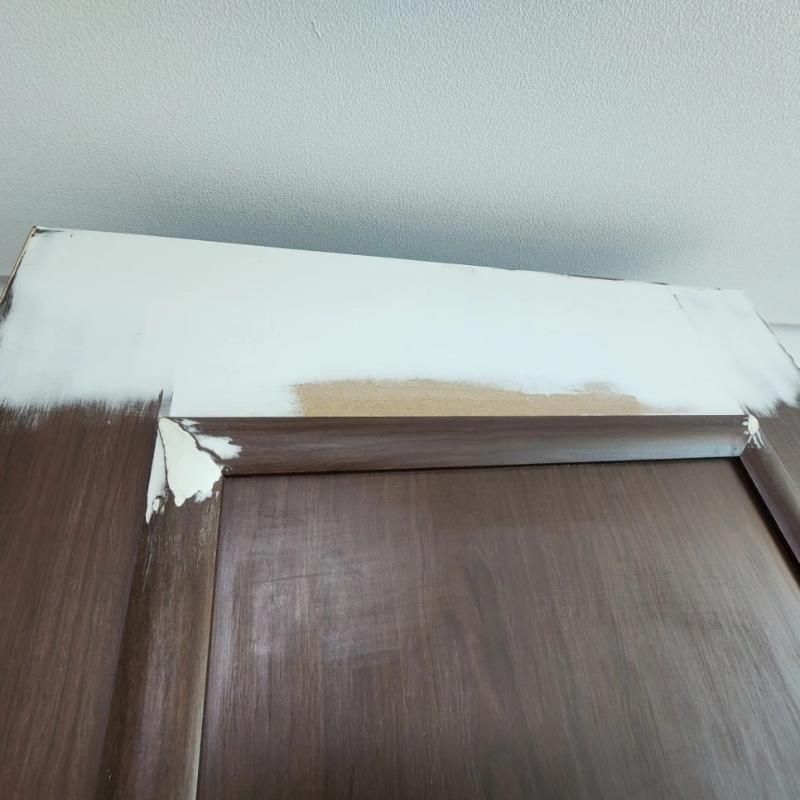 문 상단 마감재가 칠해지는 과정의 단면