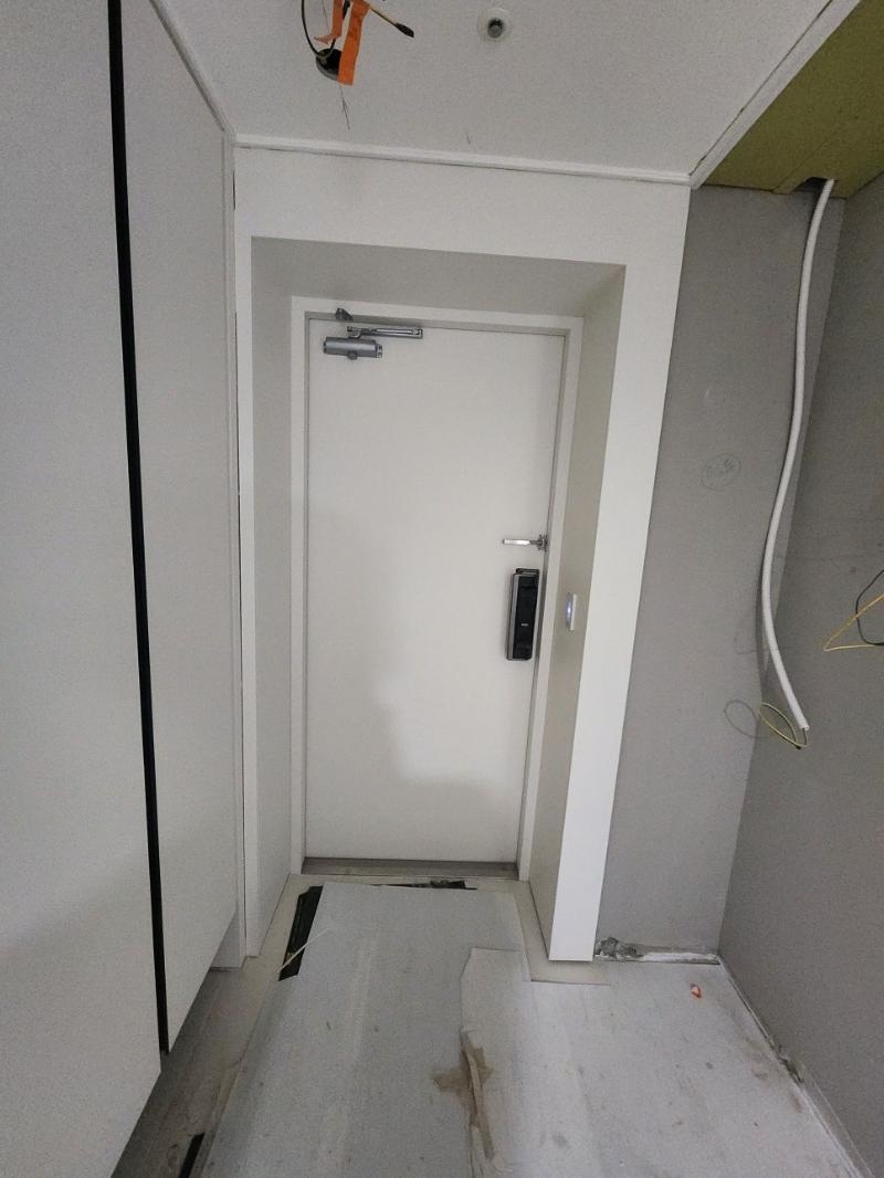 카드 리더기가 부착된 복도 문 시공 모습