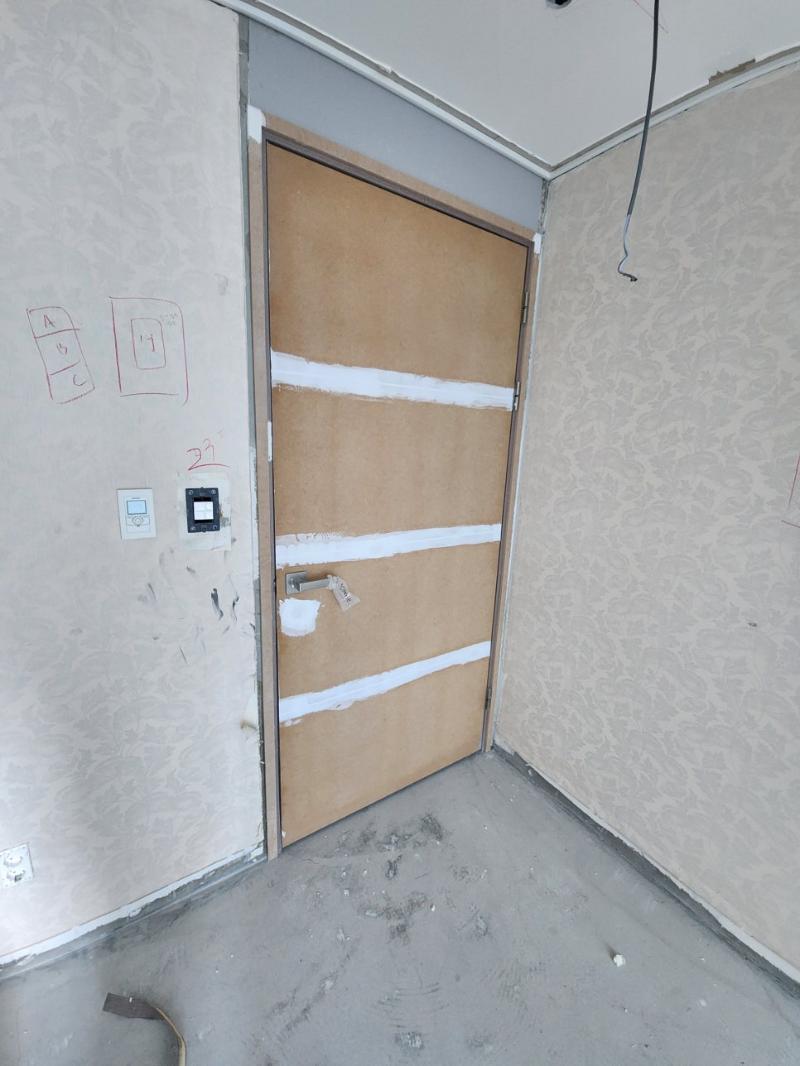 도배된 벽면과 흰색 문틀의 접점