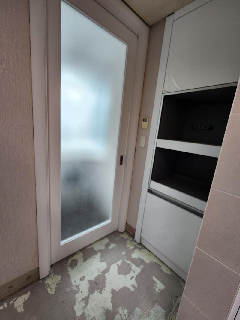 타일 바닥 주변 수납장 필름 작업